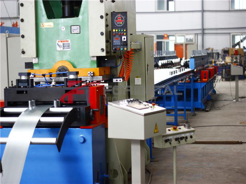 Macchina automatica per la formatura di rotoli di passerelle per cavi