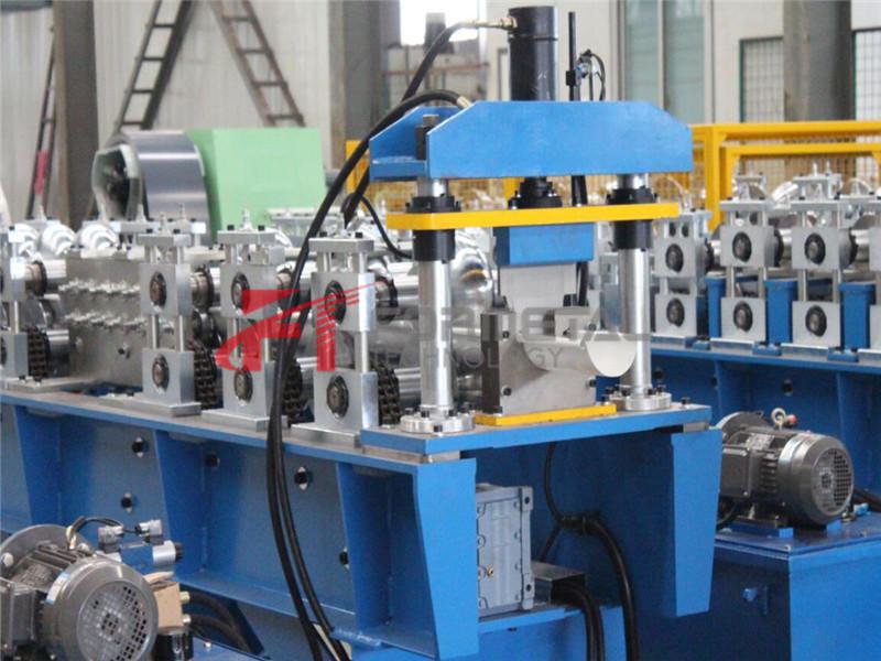Macchina per la formatura di rotoli di grondaia standard europea